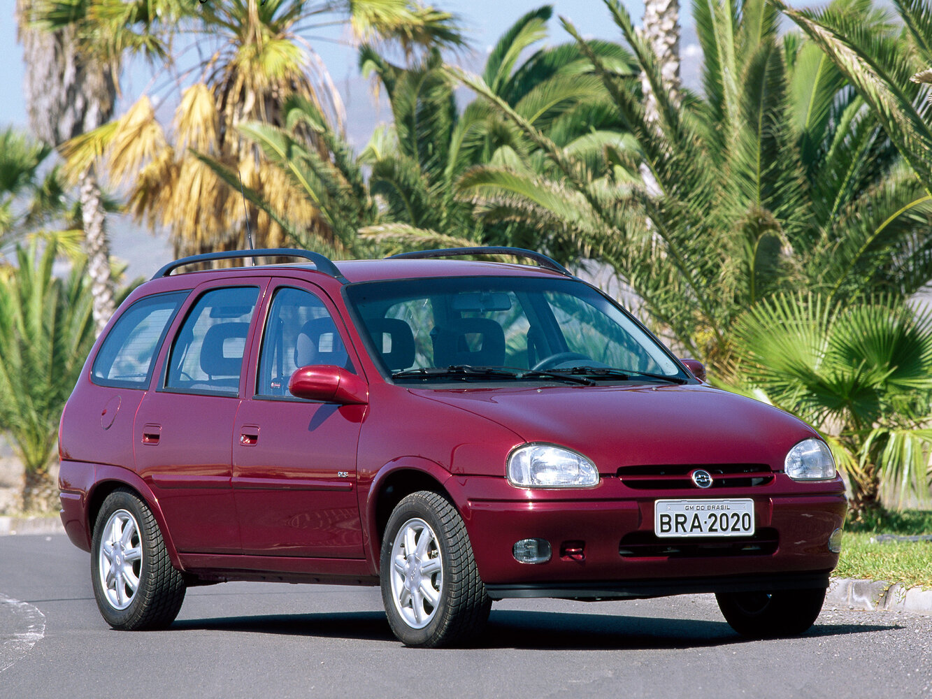 Opel Corsa B, вид сбоку