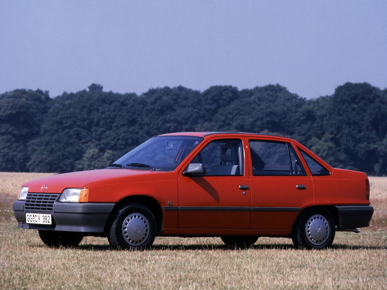 Opel Kadett E, Седан: фото поколения