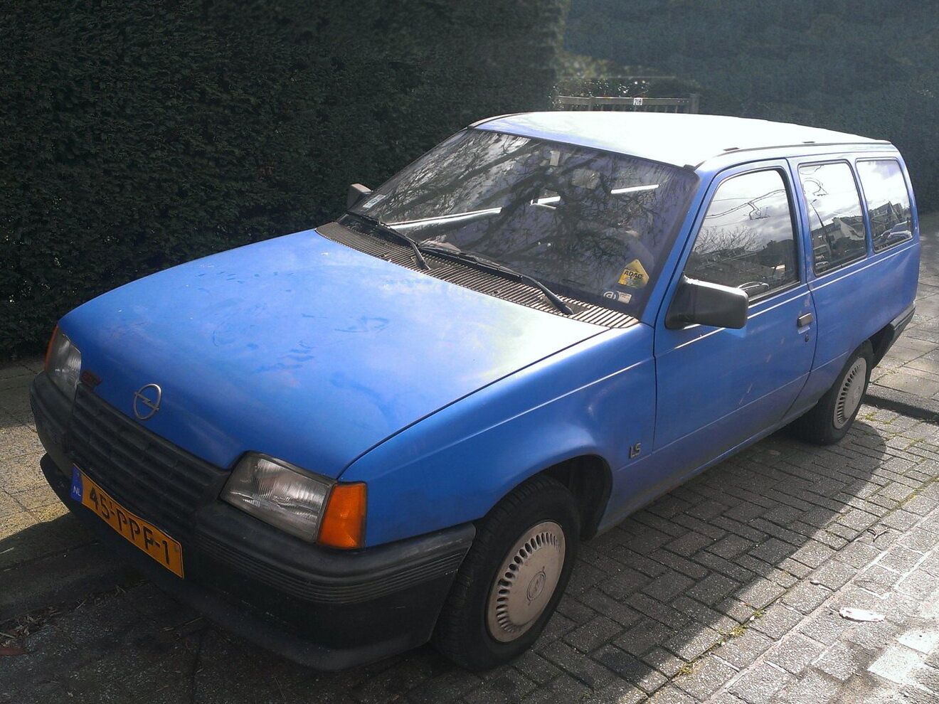Opel Kadett E, вид сбоку