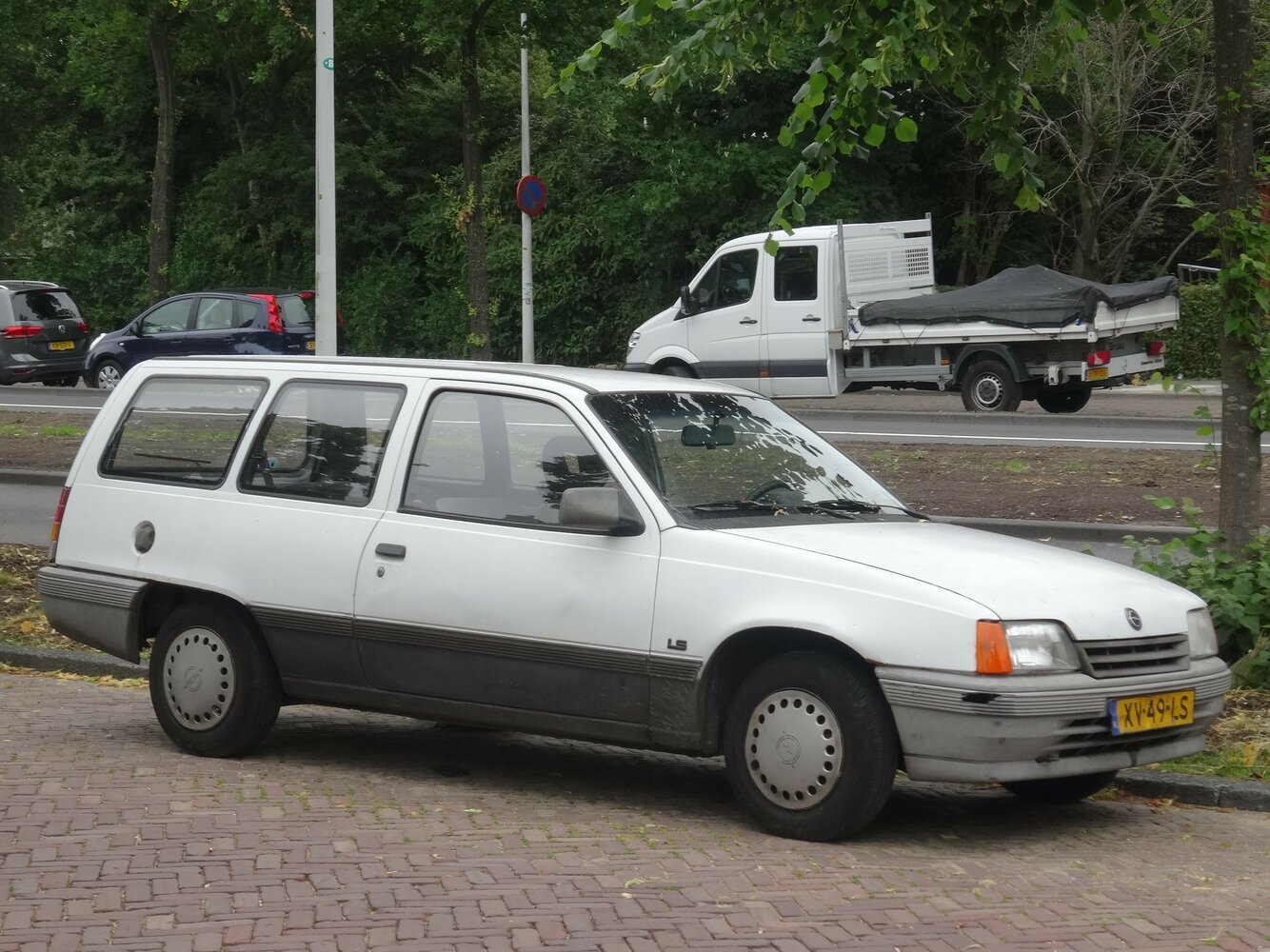Opel Kadett E Рестайлинг, вид сбоку