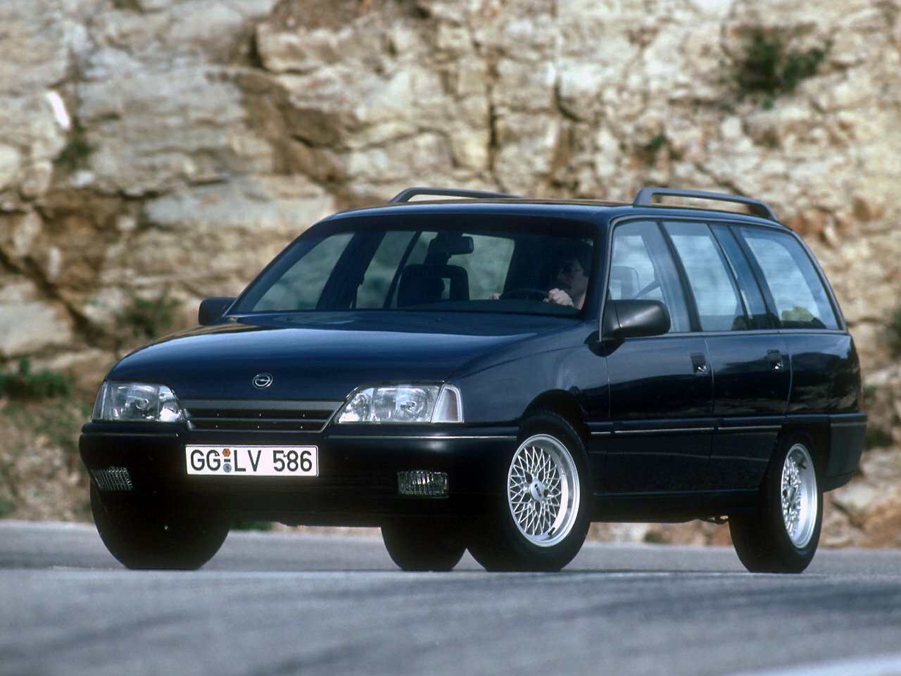 Opel Omega A, вид сбоку