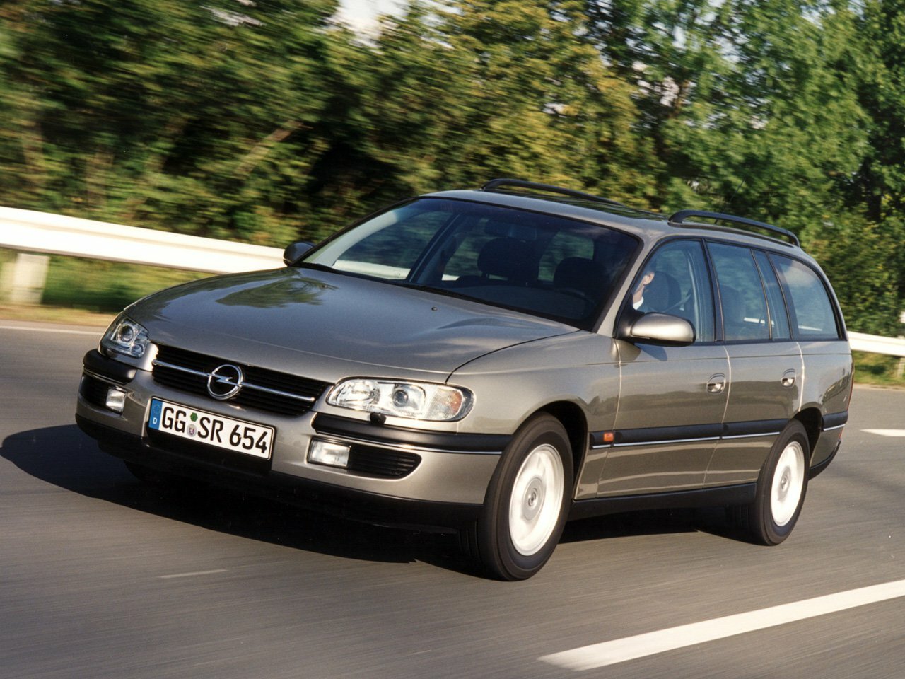 Opel Omega B, Универсал 5 дв.: фото поколения