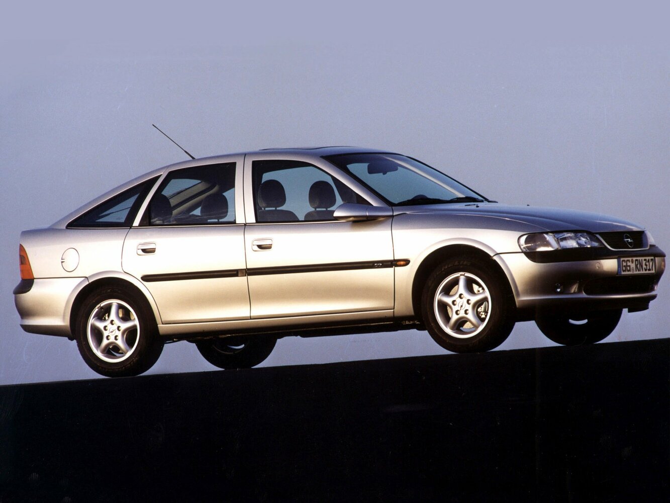 Opel Vectra B, вид сбоку
