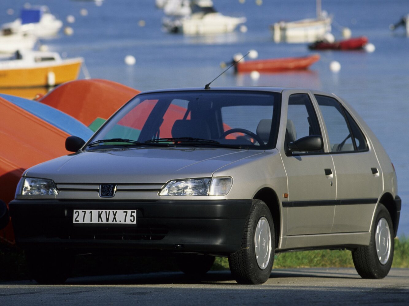 Peugeot 306, вид сбоку