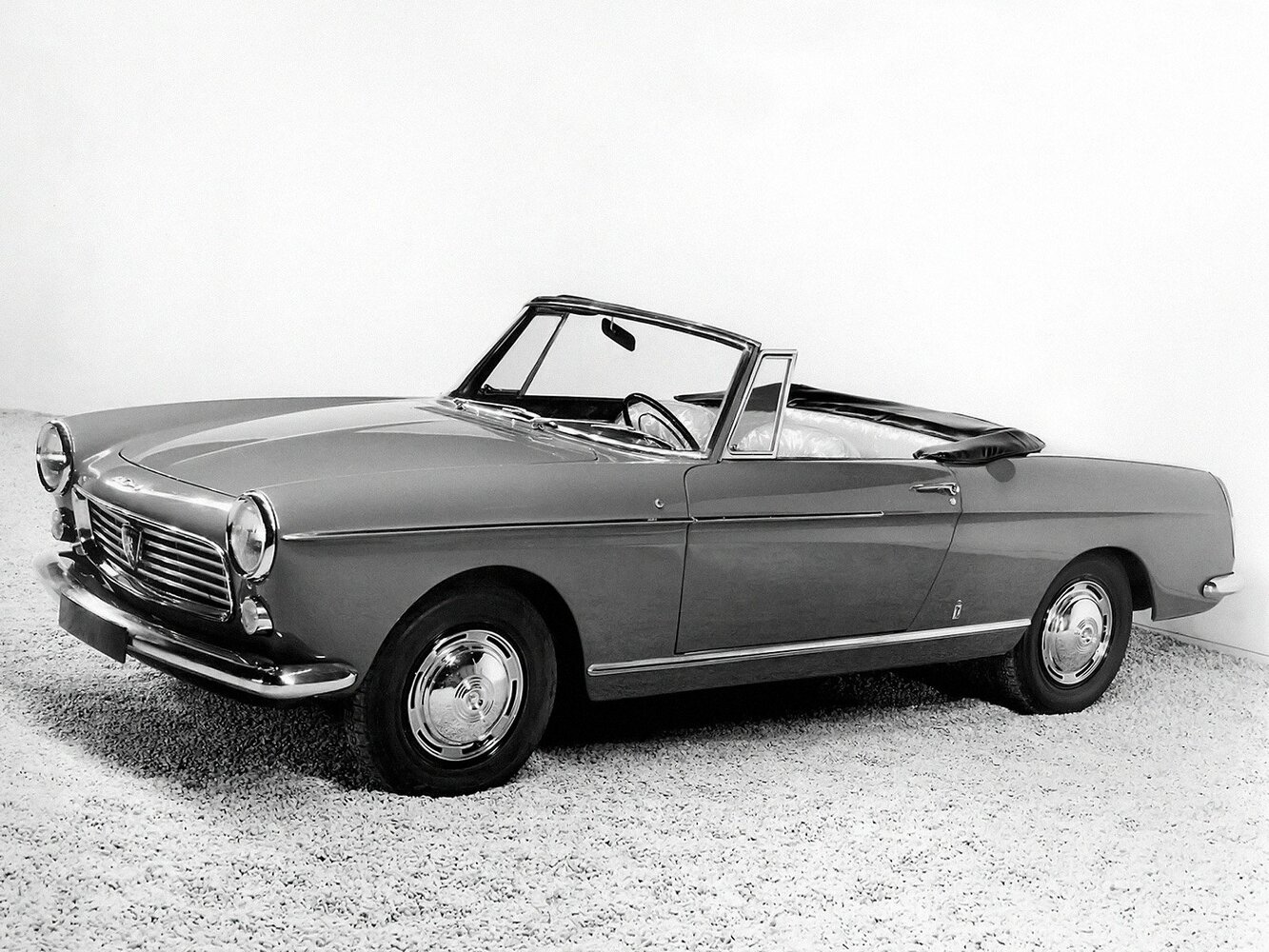 Peugeot 404, вид сбоку