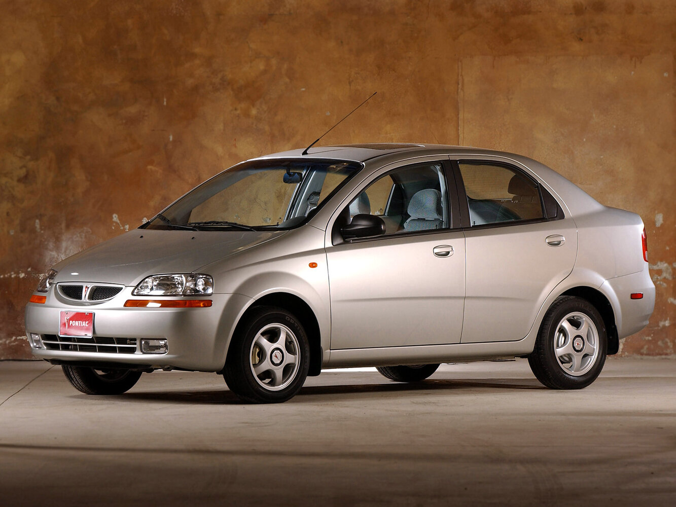 Pontiac Wave T200, вид сбоку