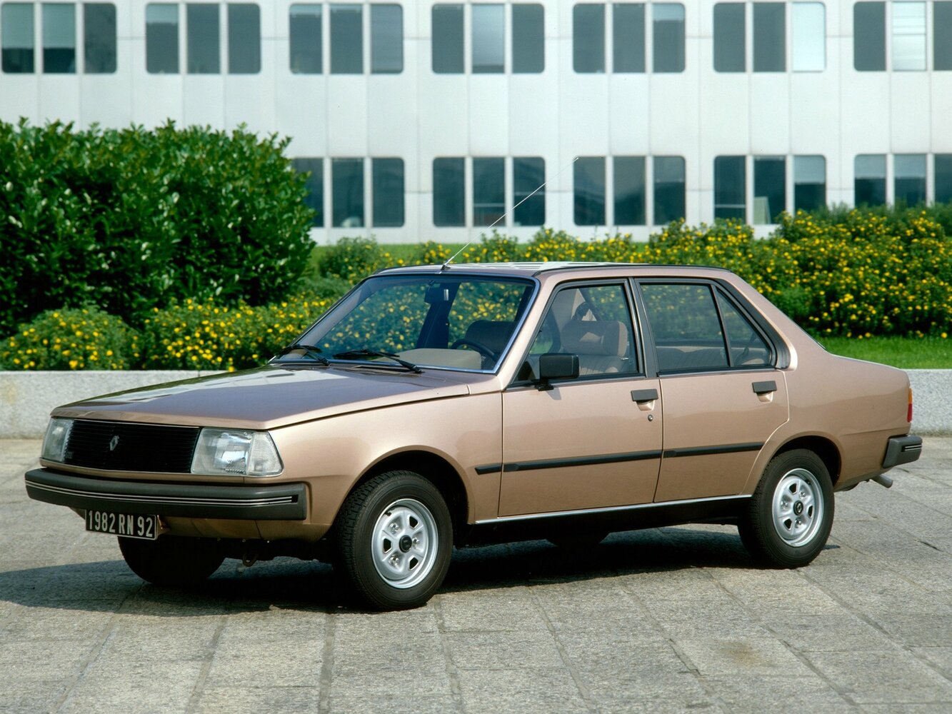 Renault 18, Седан: фото поколения
