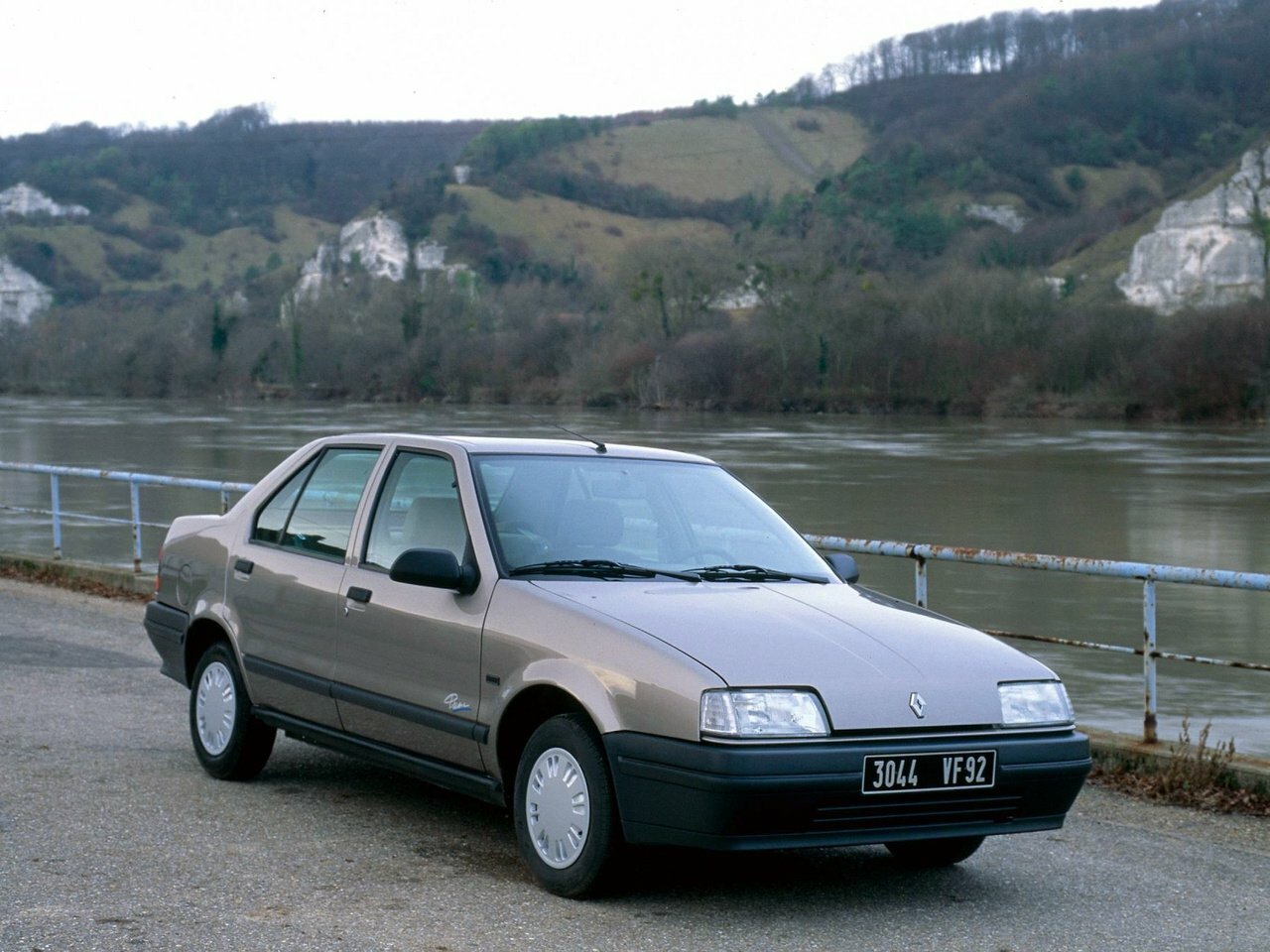 Renault 19 I, вид сбоку
