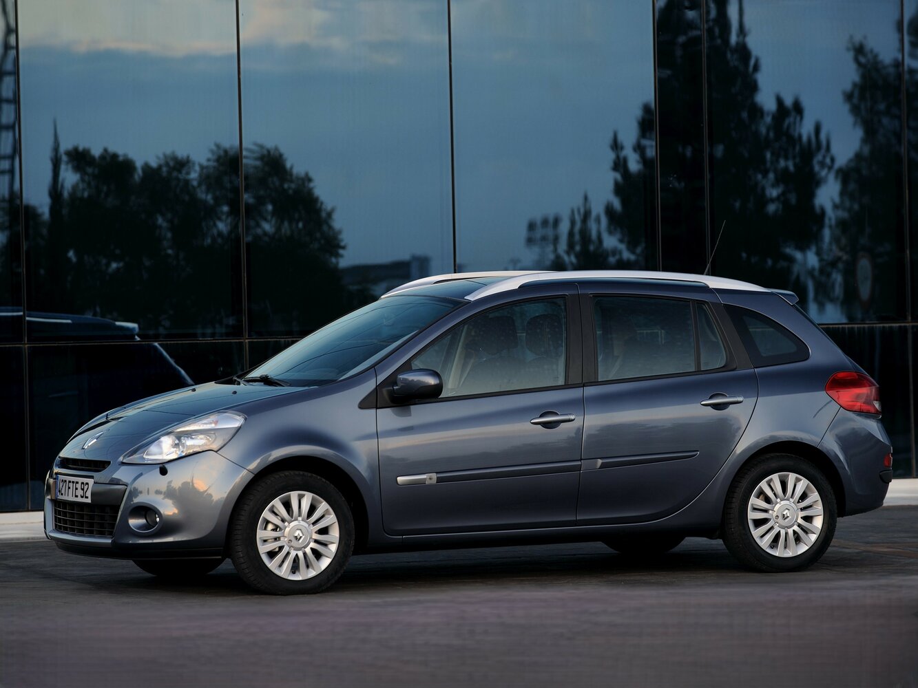 Renault Clio III Рестайлинг, вид сбоку