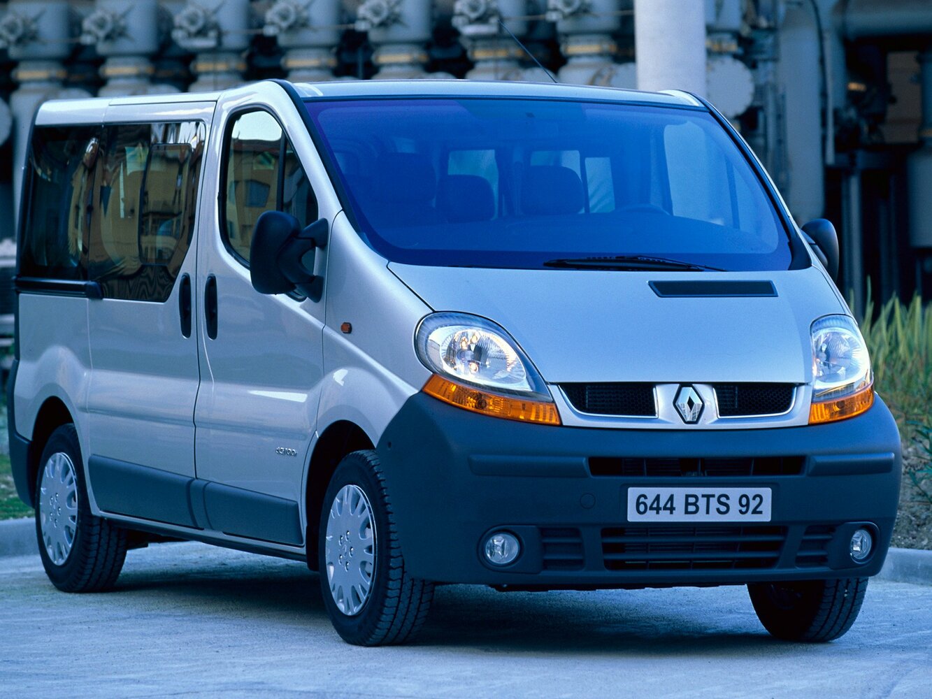 Renault Trafic II, вид сбоку