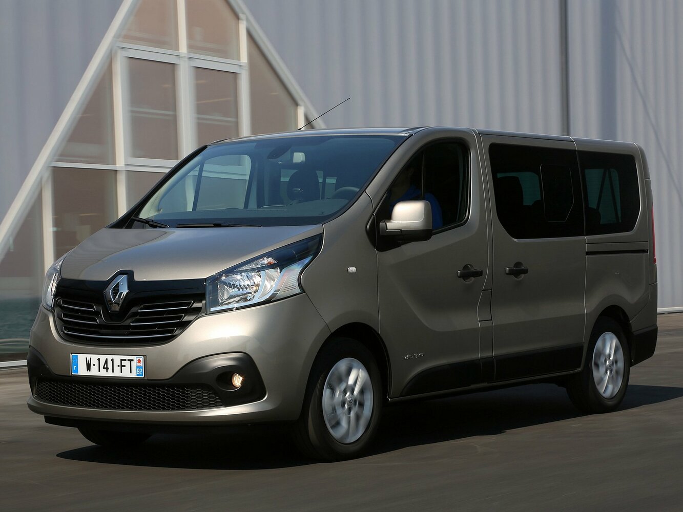 Renault Trafic III, Минивэн: фото поколения