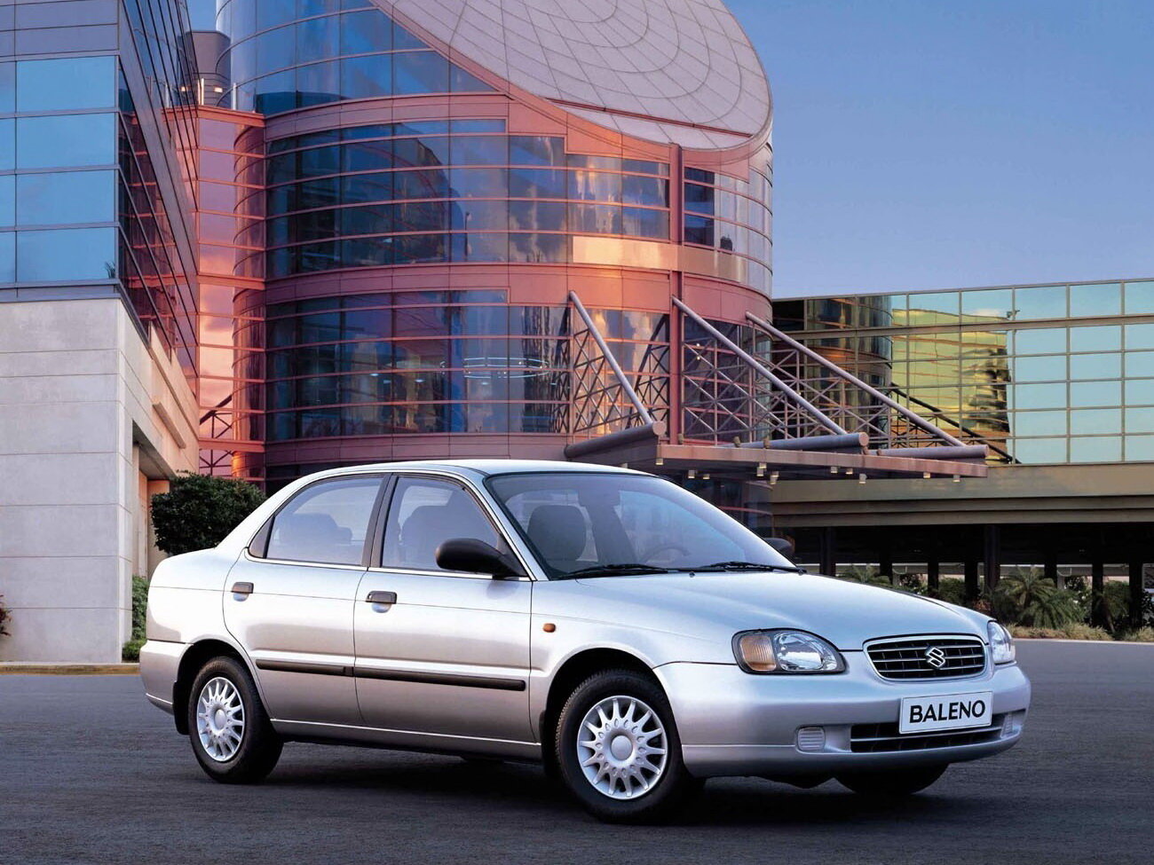 Suzuki Baleno I, вид сбоку