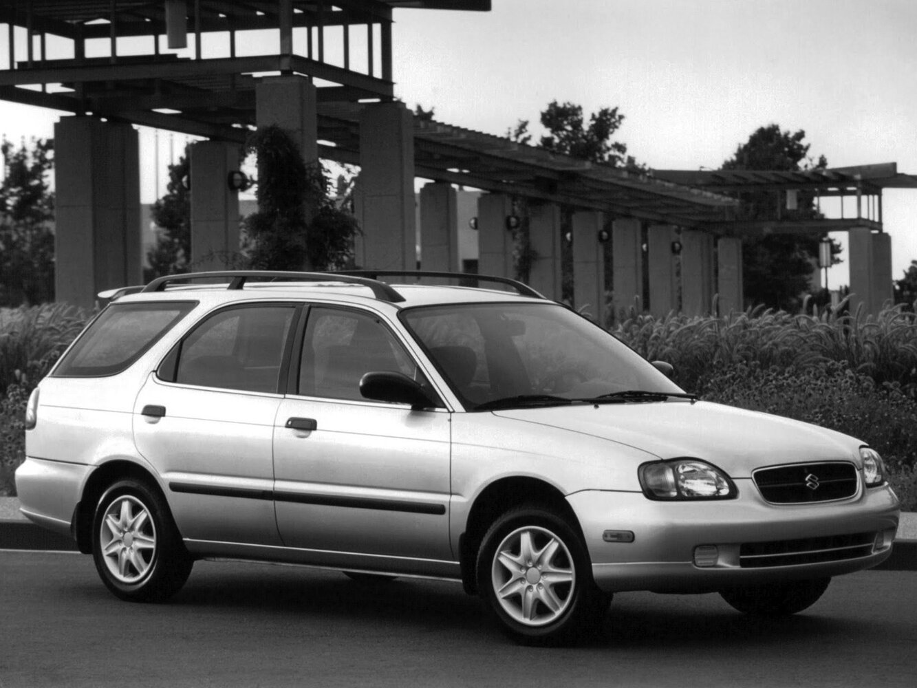 Suzuki Esteem, вид сбоку