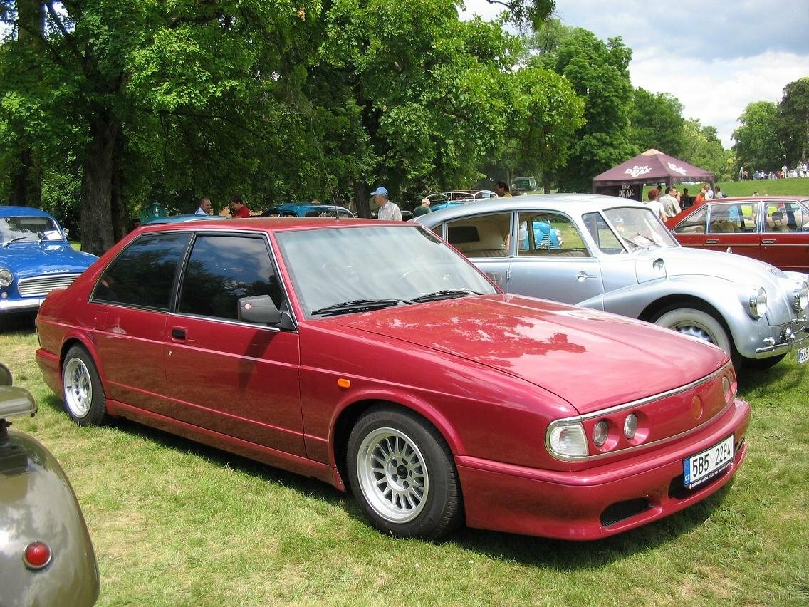 Tatra T700, вид сбоку