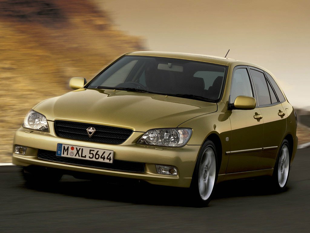 Toyota Altezza, вид сбоку