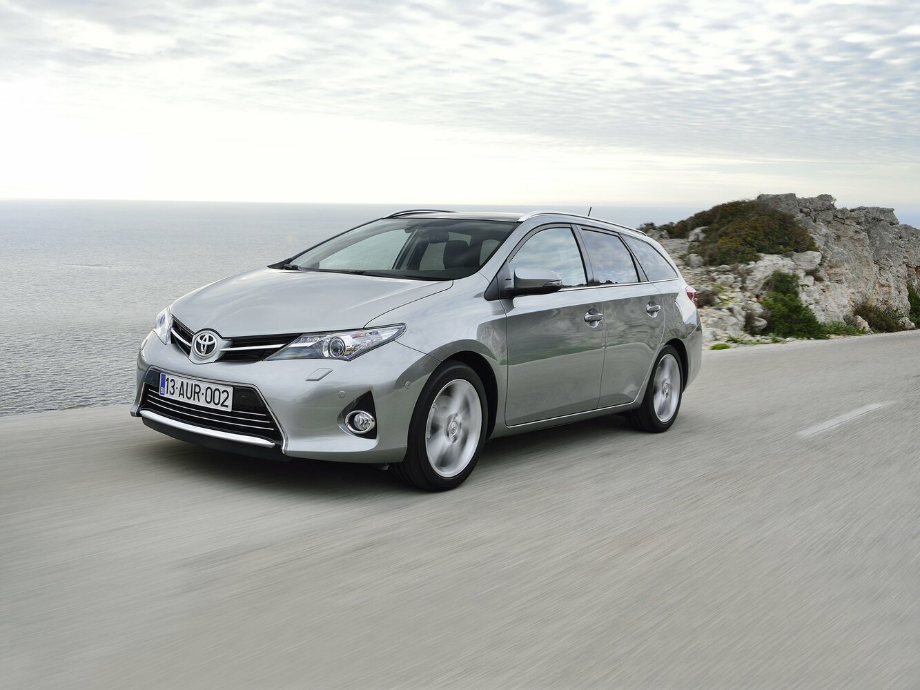Toyota Auris II, вид сбоку