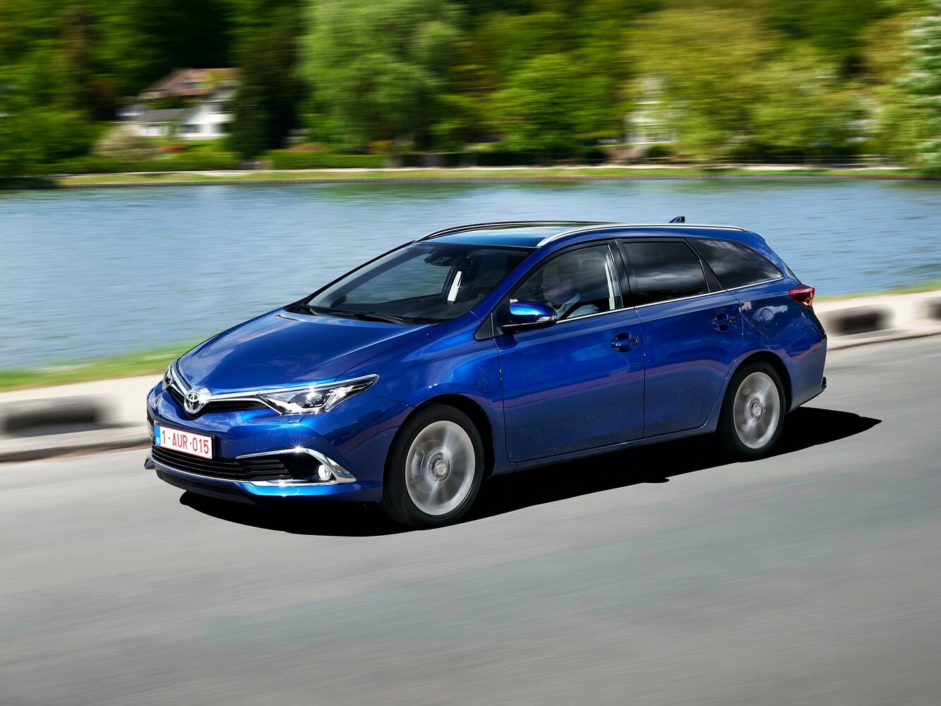 Toyota Auris II Рестайлинг, вид сбоку