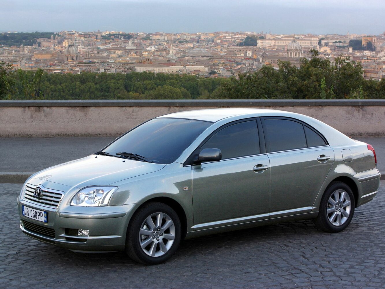 Toyota Avensis II, вид сбоку