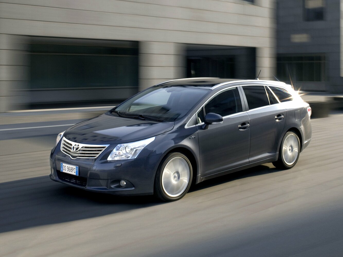 Toyota Avensis III, вид сбоку