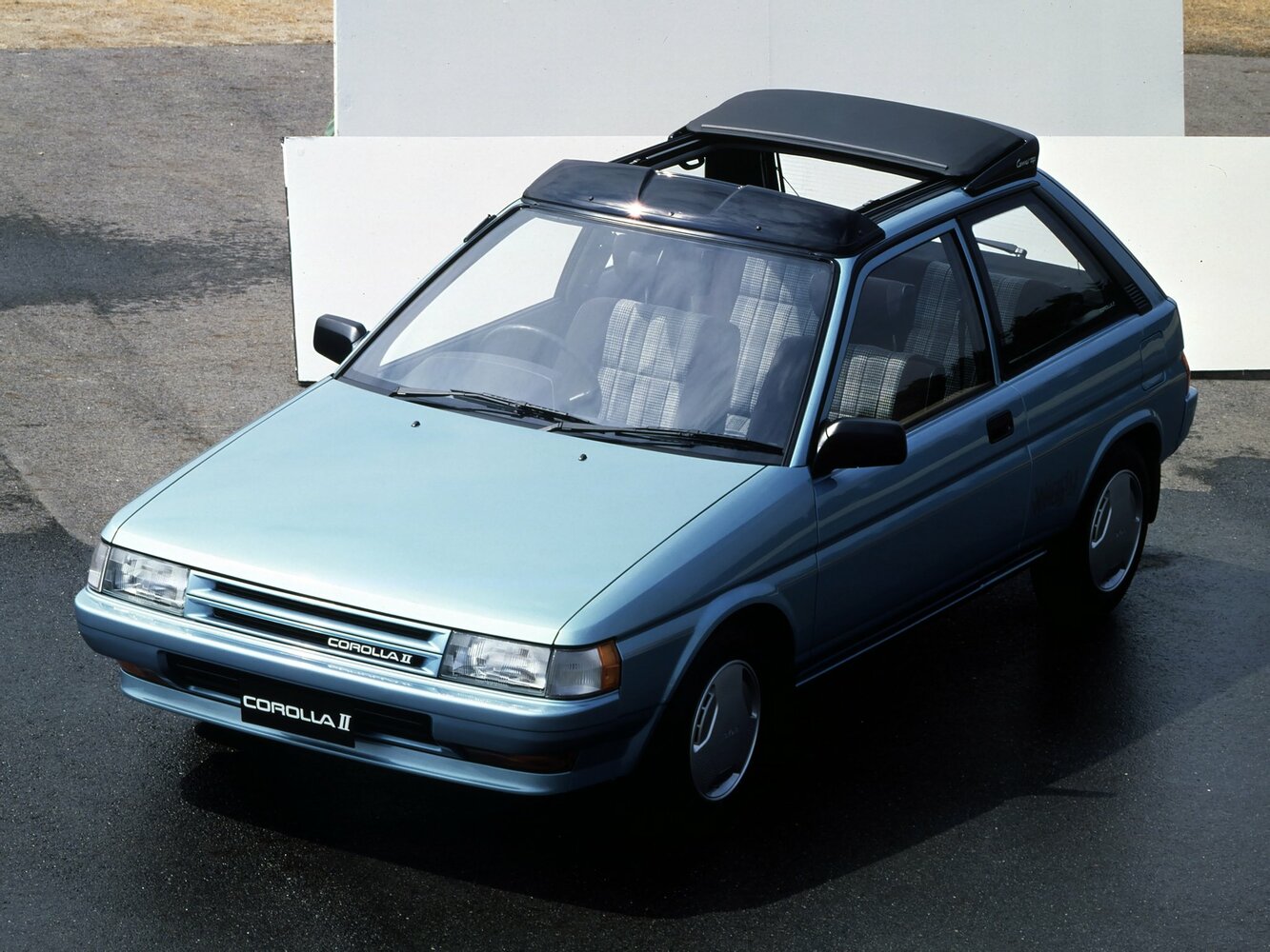 Toyota Corolla II III (L30), вид сбоку