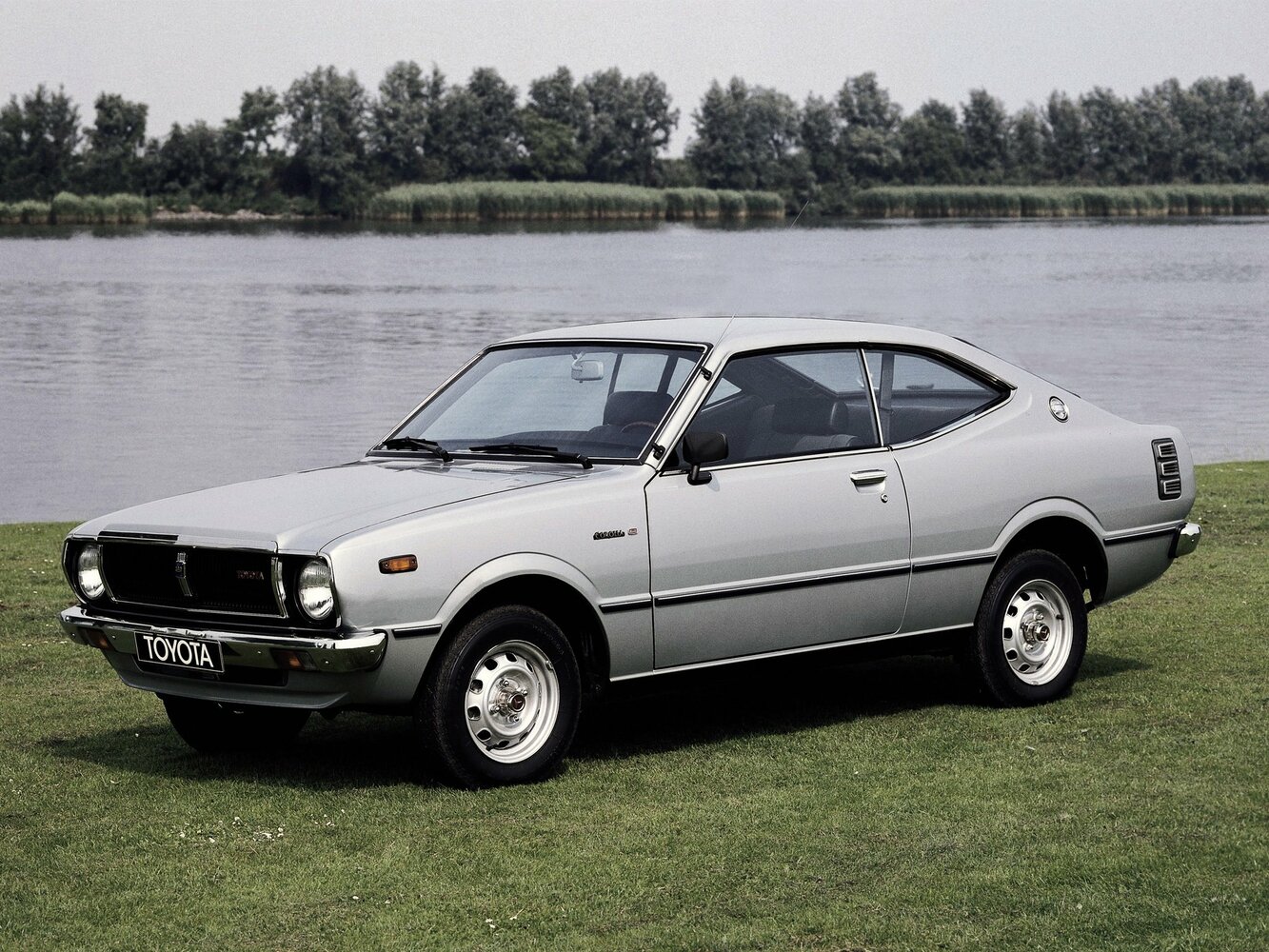 Toyota Corolla III (E30, E40, E50, E60), Лифтбек: фото поколения