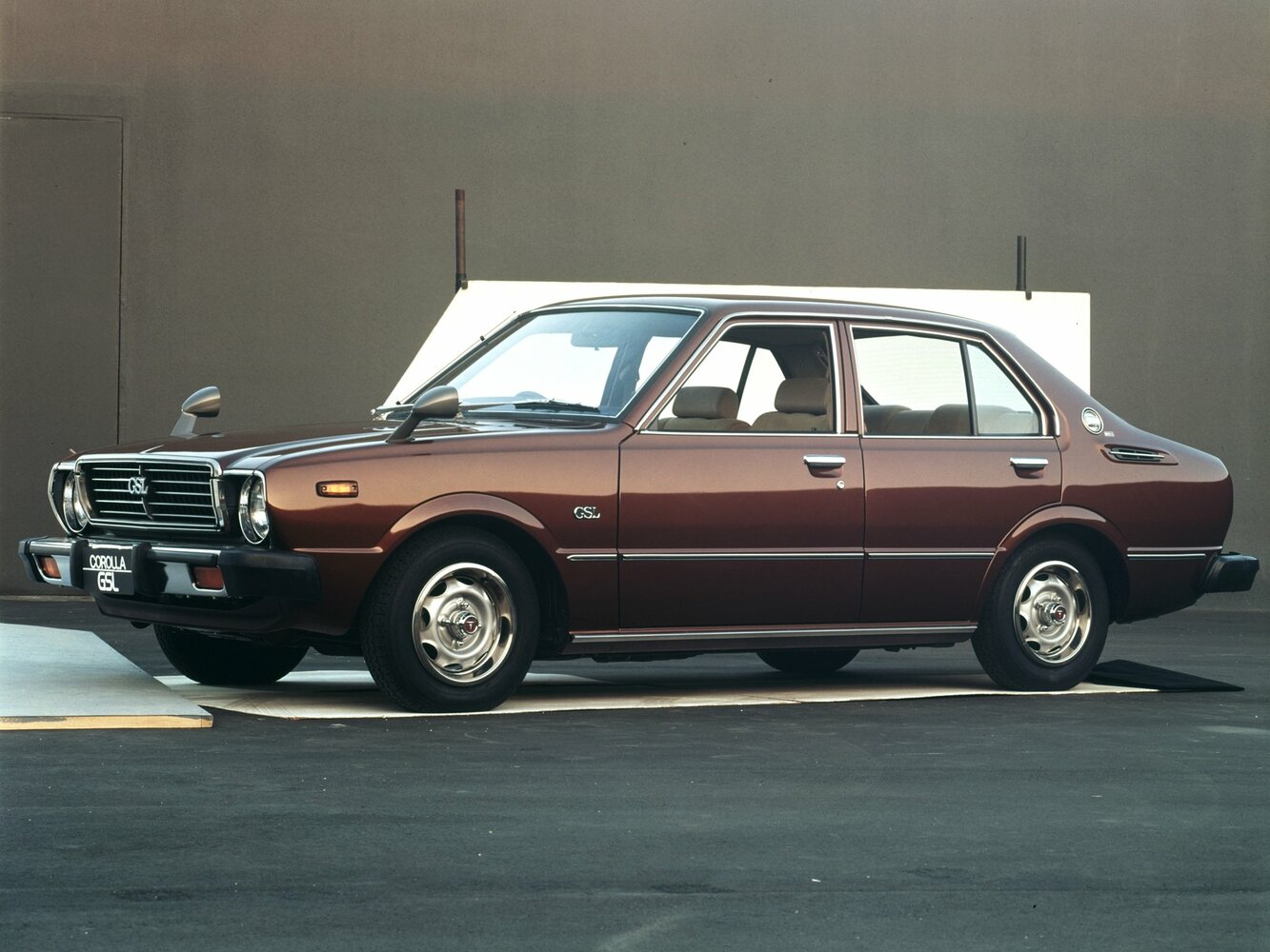 Toyota Corolla III (E30, E40, E50, E60), Седан: фото поколения