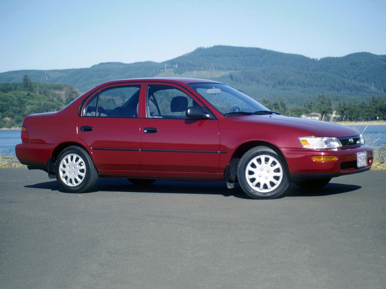 Toyota Corolla VII (E100), вид сбоку