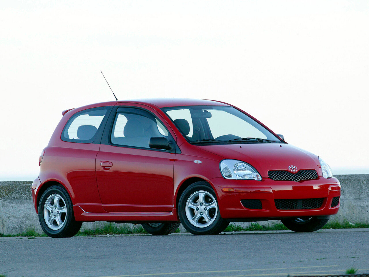 Toyota Echo, Хэтчбек 3 дв.: фото поколения