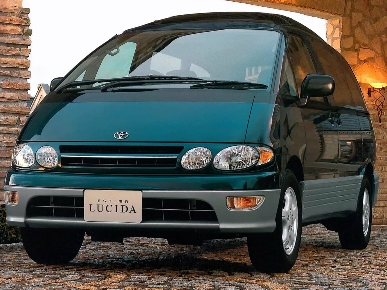 Toyota Estima I, Минивэн Lucida: фото поколения