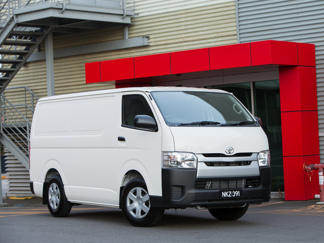 Toyota HiAce H200 Рестайлинг, вид сбоку
