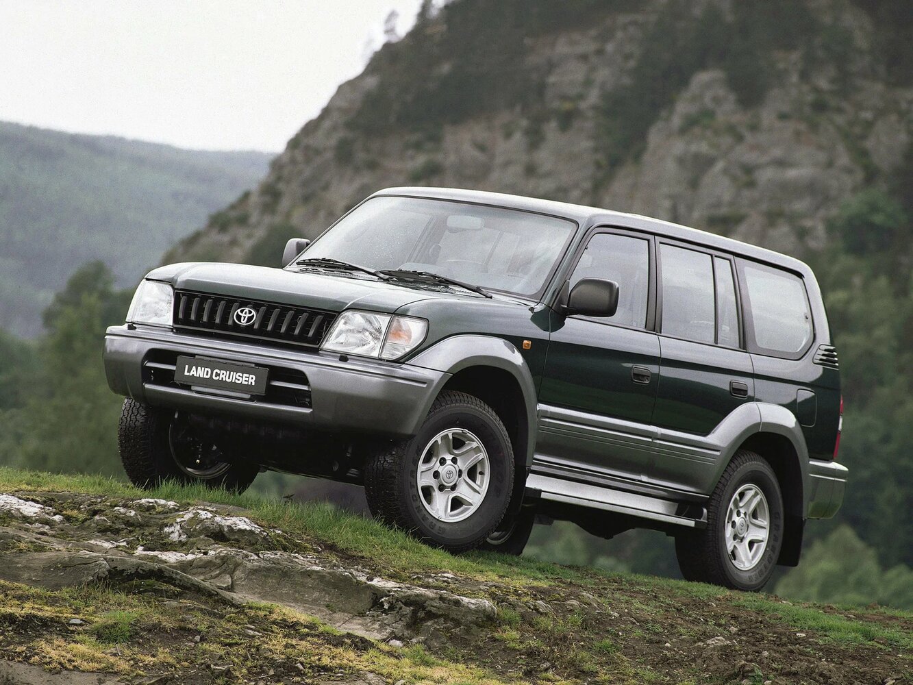Toyota Land Cruiser Prado 90 Series, вид сбоку