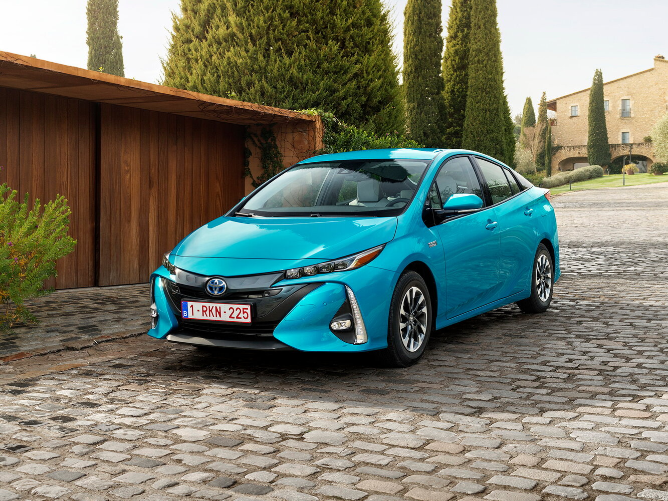 Toyota Prius IV (XW50), вид сбоку