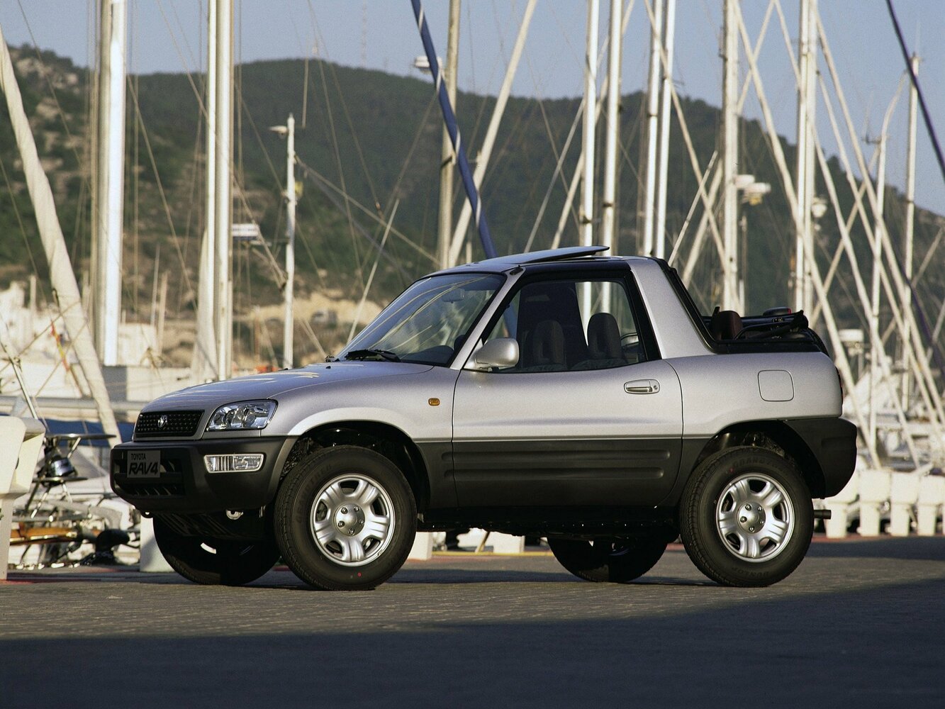 Toyota RAV4 I (XA10), вид сбоку