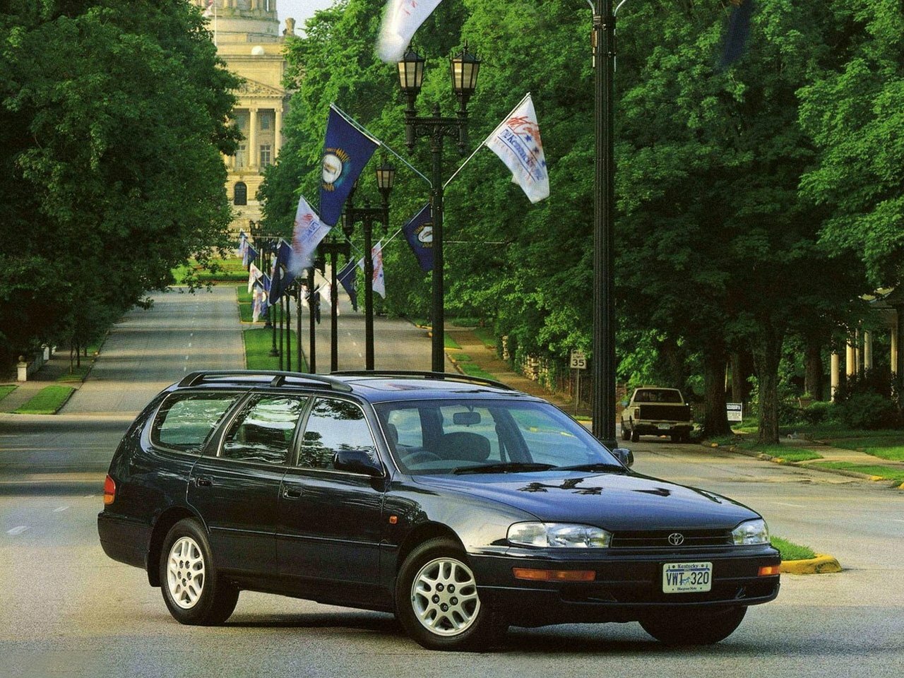 Toyota Scepter, вид сбоку