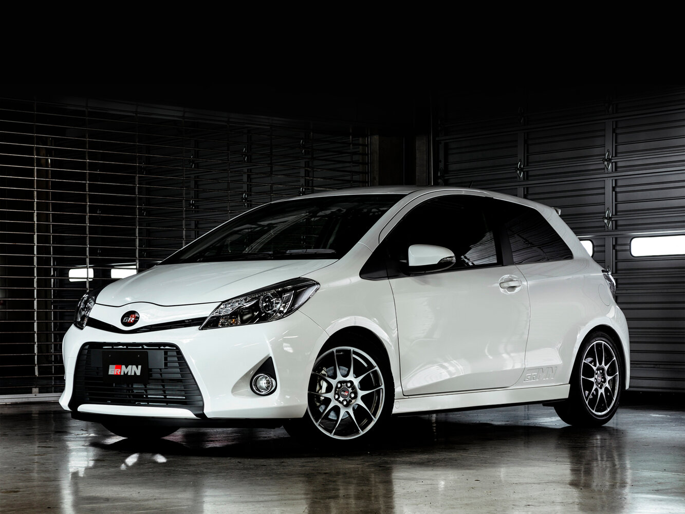 Toyota Vitz III (XP130), вид сбоку