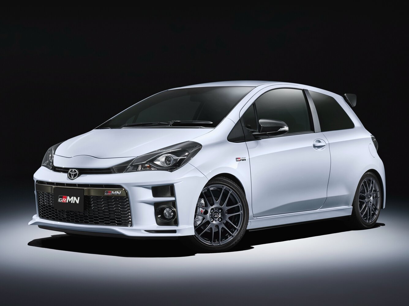 Toyota Vitz III (XP130) Рестайлинг, вид сбоку