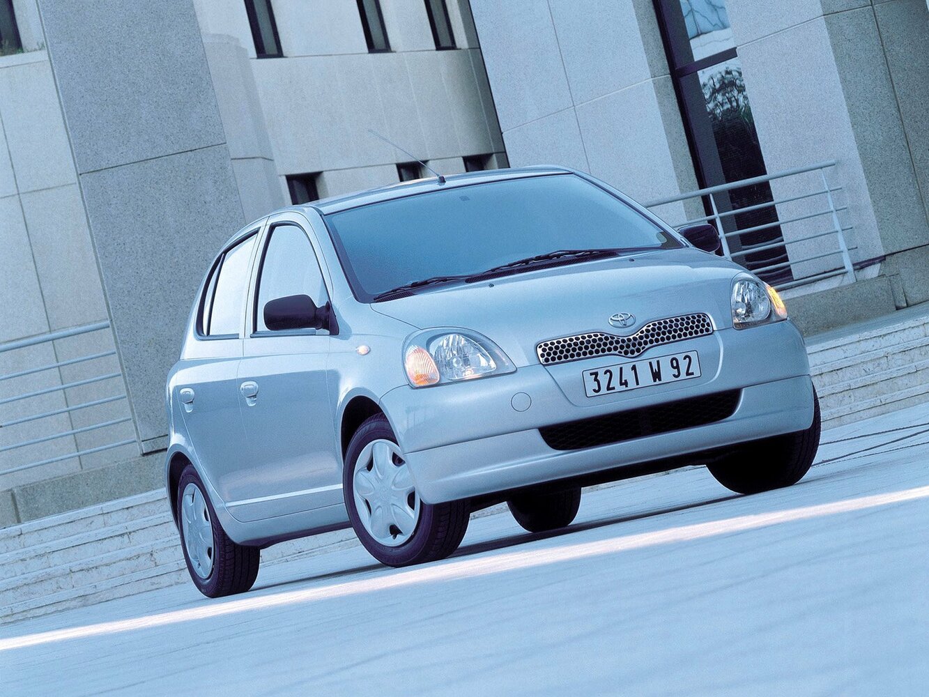 Toyota Yaris I, Хэтчбек 5 дв.: фото поколения