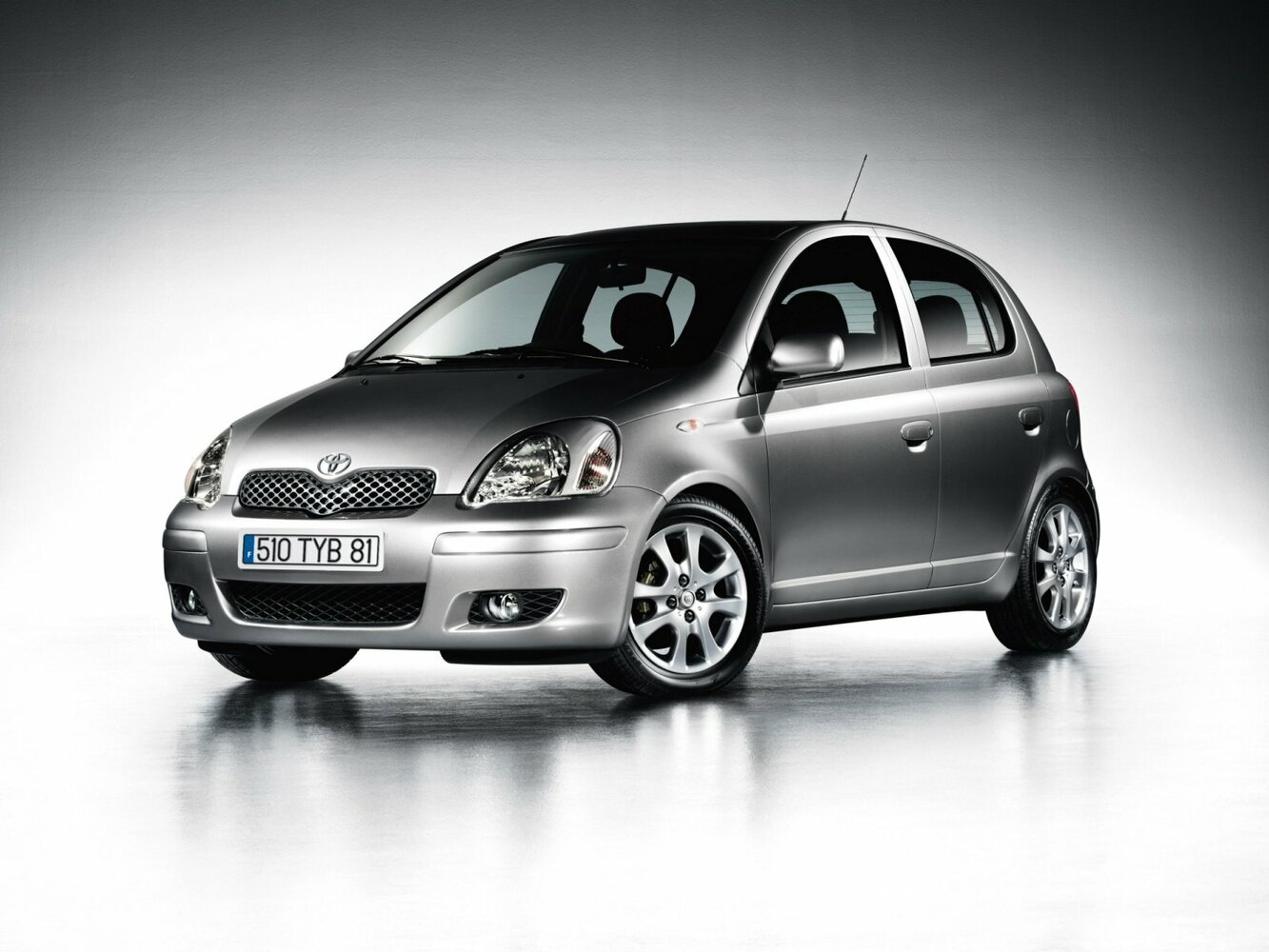 Toyota Yaris I Рестайлинг, Хэтчбек 5 дв.: фото поколения