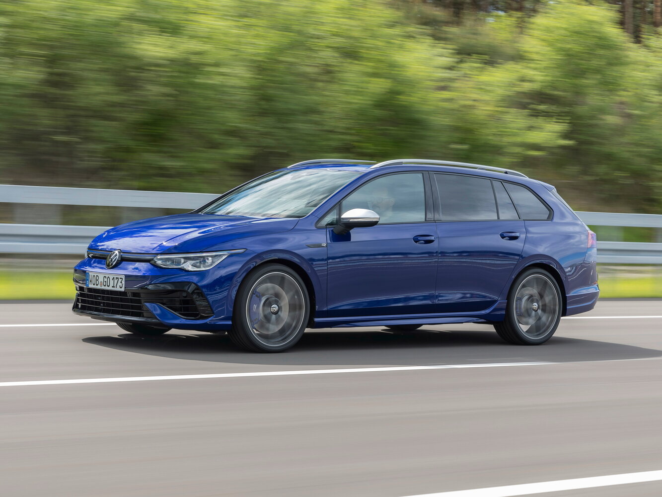 Volkswagen Golf R VIII, вид сбоку